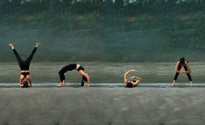 Yoga Workshops Bremen: A group of people doing yoga on the beach