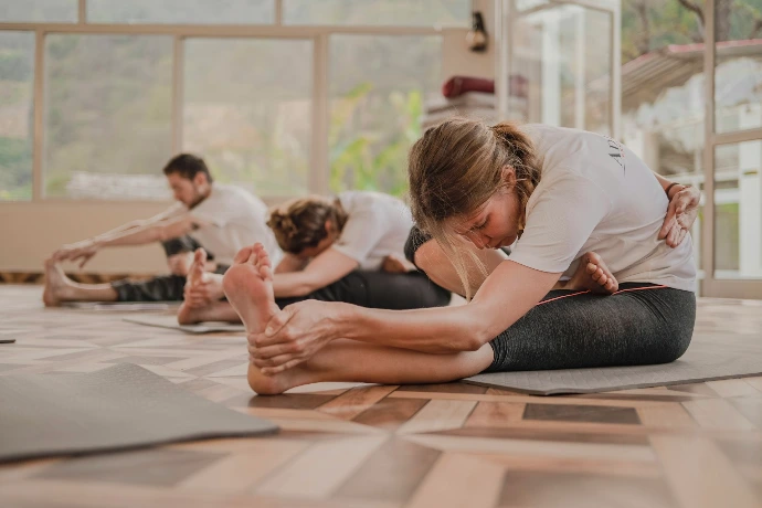 Yoga Workshop Bremen, eine Gruppe von Menschen übt Yoga zusammen